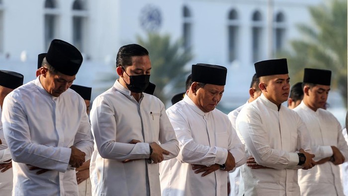 Menteri Pertahanan Prabowo Subianto (tengah) menjalankan Shalat Idul Fitri 1444 H di Masjid Agung Al-Azhar, Jakarta, Sabtu (22/4/2023). Masjid Agung Al-Azhar menggelar Shalat Idul Fitri 1444 H dengan daya tampung hingga 15 ribu jamaah. ANTARA FOTO/Asprilla Dwi Adha/nym.