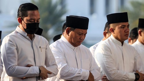Menteri Pertahanan Prabowo Subianto (tengah) menjalankan Shalat Idul Fitri 1444 H di Masjid Agung Al-Azhar, Jakarta, Sabtu (22/4/2023). Masjid Agung Al-Azhar menggelar Shalat Idul Fitri 1444 H dengan daya tampung hingga 15 ribu jamaah. ANTARA FOTO/Asprilla Dwi Adha/nym.