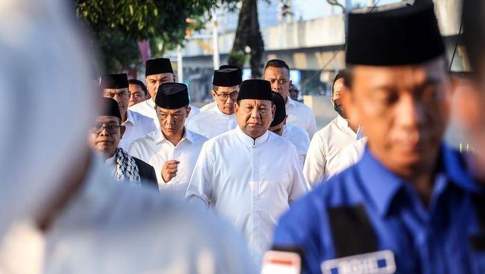 Menteri Pertahanan Prabowo Subianto (tengah) menjalankan Shalat Idul Fitri 1444 H di Masjid Agung Al-Azhar, Jakarta, Sabtu (22/4/2023). Masjid Agung Al-Azhar menggelar Shalat Idul Fitri 1444 H dengan daya tampung hingga 15 ribu jamaah. ANTARA FOTO/Asprilla Dwi Adha/nym.
