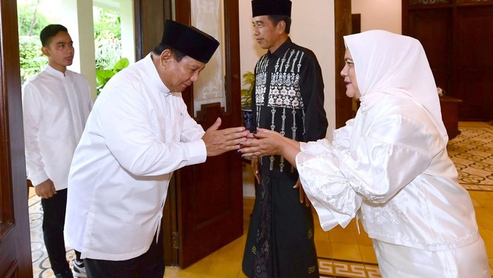 Menteri Pertahanan RI Prabowo Subianto bersilaturahmi ke kediaman pribadi Presiden Jokowi di Sumber, Solo, Jawa Tengah. Prabowo didampingi putranya, Didit Hediprasetyo.

Prabowo tiba di kediaman Jokowi, Sabtu (22/4/2023) siang ini. Jokowi yang didampingi Ibu Negara Iriana, serta kedua putra mereka Gibran Rakabuming Raka dan Kaesang Pangarep, menyambut Ketum Partai Gerindra itu.