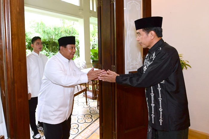 Prabowo silaturahmi ke rumah Jokowi Lebaran 2023 Menteri Pertahanan RI Prabowo Subianto bersilaturahmi ke kediaman pribadi Presiden Jokowi di Sumber, Solo, Jawa Tengah. Prabowo didampingi putranya, Didit Hediprasetyo.
Prabowo tiba di kediaman Jokowi, Sabtu (22/4/2023) siang ini. Jokowi yang didampingi Ibu Negara Iriana, serta kedua putra mereka Gibran Rakabuming Raka dan Kaesang Pangarep, menyambut Ketum Partai Gerindra itu.
