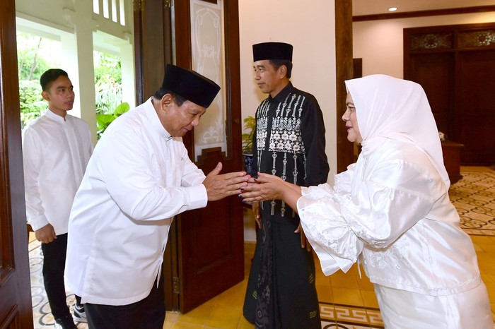 Prabowo silaturahmi ke rumah Jokowi Lebaran 2023 Menteri Pertahanan RI Prabowo Subianto bersilaturahmi ke kediaman pribadi Presiden Jokowi di Sumber, Solo, Jawa Tengah. Prabowo didampingi putranya, Didit Hediprasetyo.
Prabowo tiba di kediaman Jokowi, Sabtu (22/4/2023) siang ini. Jokowi yang didampingi Ibu Negara Iriana, serta kedua putra mereka Gibran Rakabuming Raka dan Kaesang Pangarep, menyambut Ketum Partai Gerindra itu.