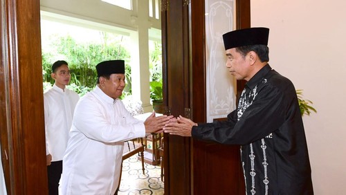 Menteri Pertahanan RI Prabowo Subianto bersilaturahmi ke kediaman pribadi Presiden Jokowi di Sumber, Solo, Jawa Tengah. Prabowo didampingi putranya, Didit Hediprasetyo.

Prabowo tiba di kediaman Jokowi, Sabtu (22/4/2023) siang ini. Jokowi yang didampingi Ibu Negara Iriana, serta kedua putra mereka Gibran Rakabuming Raka dan Kaesang Pangarep, menyambut Ketum Partai Gerindra itu.