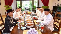 Prabowo dan Didit lalu dijamu di meja makan. Tampak Sekjen Gerindra Ahmad Muzani dan Waketum Gerindra Sugiono turut serta dalam perjamuan. Foto: dok. Fotografer Kepresidenan Agus Suparto