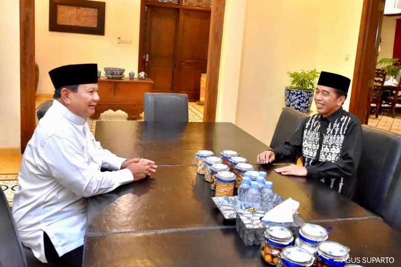 Menteri Pertahanan RI Prabowo Subianto bersilaturahmi ke kediaman pribadi Presiden Jokowi di Sumber, Solo, Jawa Tengah. Prabowo didampingi putranya, Didit Hediprasetyo.Prabowo tiba di kediaman Jokowi, Sabtu (22/4/2023) siang ini. Jokowi yang didampingi Ibu Negara Iriana, serta kedua putra mereka Gibran Rakabuming Raka dan Kaesang Pangarep, menyambut Ketum Partai Gerindra itu.