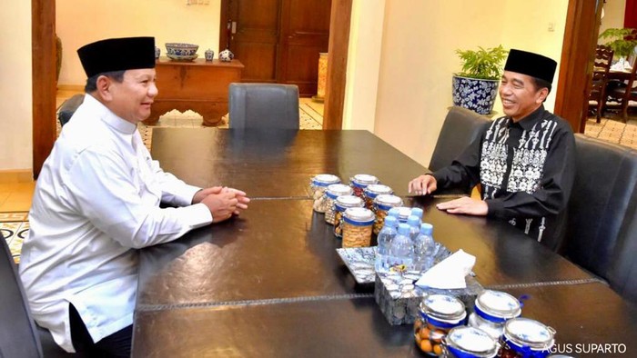 Menteri Pertahanan RI Prabowo Subianto bersilaturahmi ke kediaman pribadi Presiden Jokowi di Sumber, Solo, Jawa Tengah. Prabowo didampingi putranya, Didit Hediprasetyo.

Prabowo tiba di kediaman Jokowi, Sabtu (22/4/2023) siang ini. Jokowi yang didampingi Ibu Negara Iriana, serta kedua putra mereka Gibran Rakabuming Raka dan Kaesang Pangarep, menyambut Ketum Partai Gerindra itu.