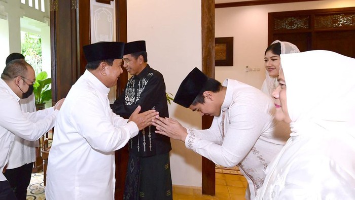 Menteri Pertahanan RI Prabowo Subianto bersilaturahmi ke kediaman pribadi Presiden Jokowi di Sumber, Solo, Jawa Tengah. Prabowo didampingi putranya, Didit Hediprasetyo.

Prabowo tiba di kediaman Jokowi, Sabtu (22/4/2023) siang ini. Jokowi yang didampingi Ibu Negara Iriana, serta kedua putra mereka Gibran Rakabuming Raka dan Kaesang Pangarep, menyambut Ketum Partai Gerindra itu.