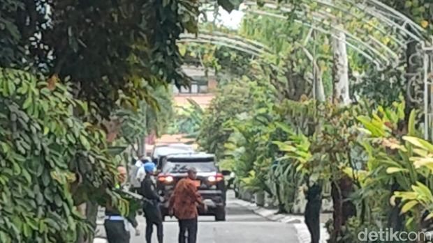 Prabowo Subianto tiba di kediaman Presiden Jokowi di Sumber, Banjarsari, Solo, Sabtu (22/4/2023).