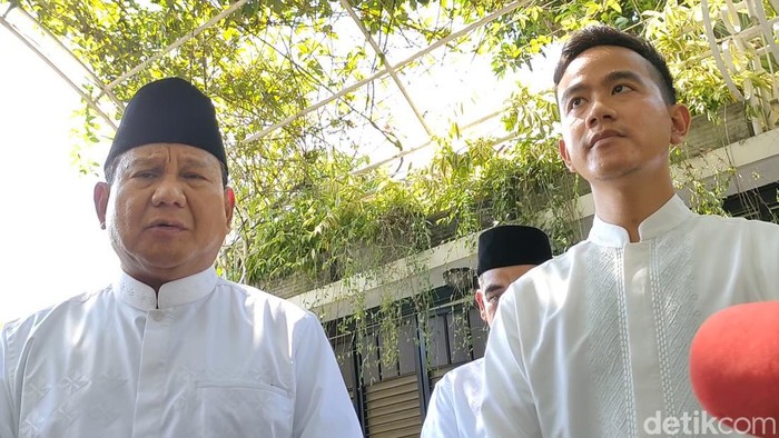 Prabowo Subianto usai bertemu dengan Presiden Joko Widodo (Jokowi) di kediaman pribadi Jokowi di Sumber, Banjarsari, Solo, Sabtu (22/4/2023).