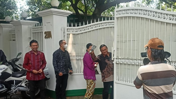 Sejumlah pejabat hingga elite PDIP mulai berdatangan ke rumah Ketum PDIP Megawati Soekarnoputri pada momen hari pertama Lebaran 2023. Sekretaris Kabinet Pramono Anung hingga Menteri Hukum dan HAM Yasonna H Laoly sudah merapat ke rumah Megawati.
