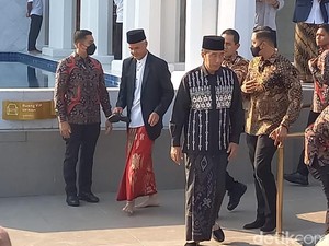 Potret Jokowi-Ganjar Usai Salat Id di Masjid Sheikh Zayed Solo