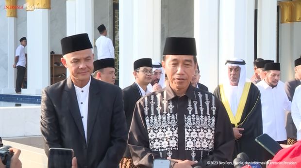 Presiden Jokowi bersama Gubernur Jawa Tengah Ganjar Pranowo saat memberikan keterangan Pers usai melaksanakan Salat Ied Fitri 1444 H di Masjid  Masjid Raya Sheikh Zayed Al-Nahyan (MBZ) di Solo. (Tangkapan Layar Youtube Sekretariat Presiden)
