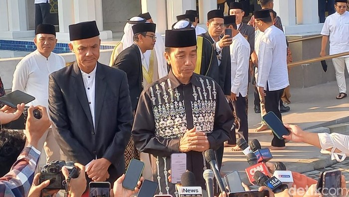 Presiden Jokowi dan Ganjar Pranowo usai salat Idul Fitri di Masjid Raya Sheikh Zayed, Solo, Sabtu (22/4/2023).