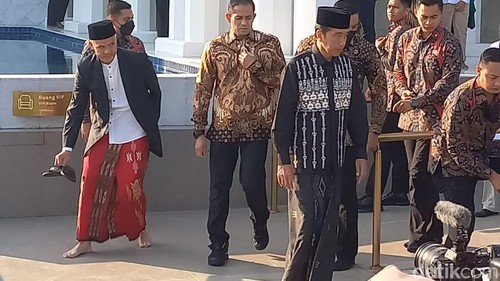 Presiden Jokowi dan Gubernur Jateng Ganjar Pranowo usai salat Id di Masjid Raya Sheikh Zayed, Solo, Sabtu (22/4/2023).