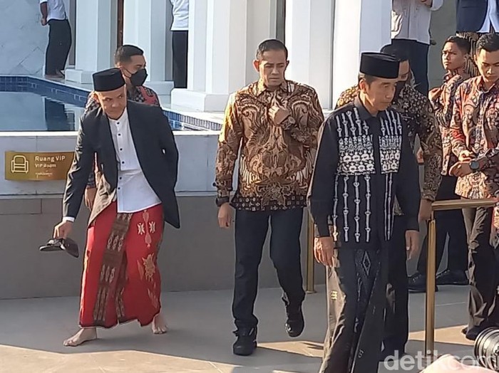Presiden Jokowi dan Gubernur Jateng Ganjar Pranowo usai salat Id di Masjid Raya Sheikh Zayed, Solo, Sabtu (22/4/2023).