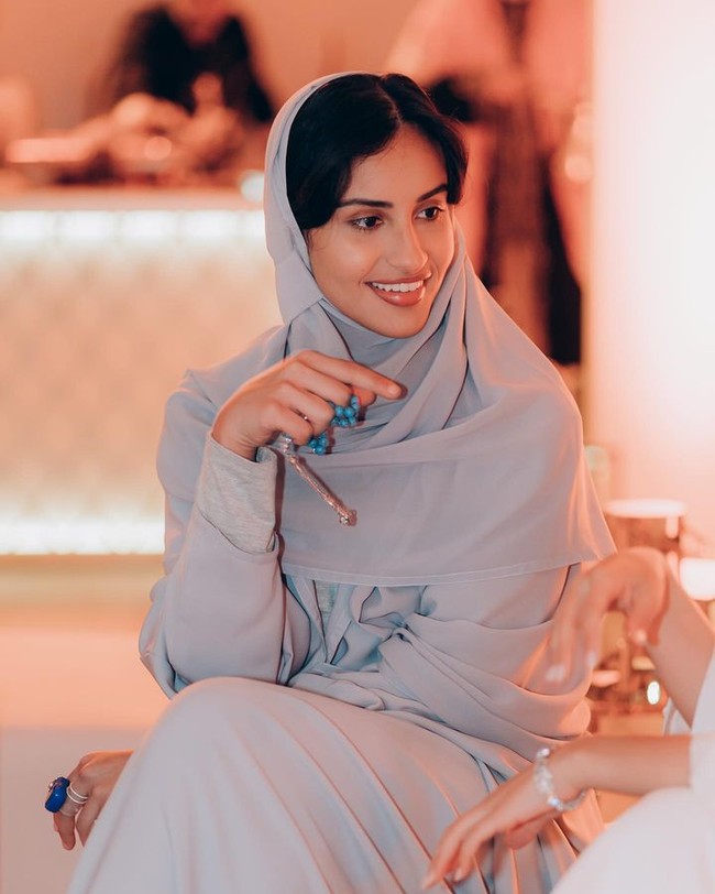 Ia sendiri memang seorang pebisnis yang merambah dunia fashion. Tahun lalu Putri Loulwa jadi perbincangan setelah meluncurkan brand Plus966 yang mengusung busana dan aksesori khas Arab. Foto: Instagram