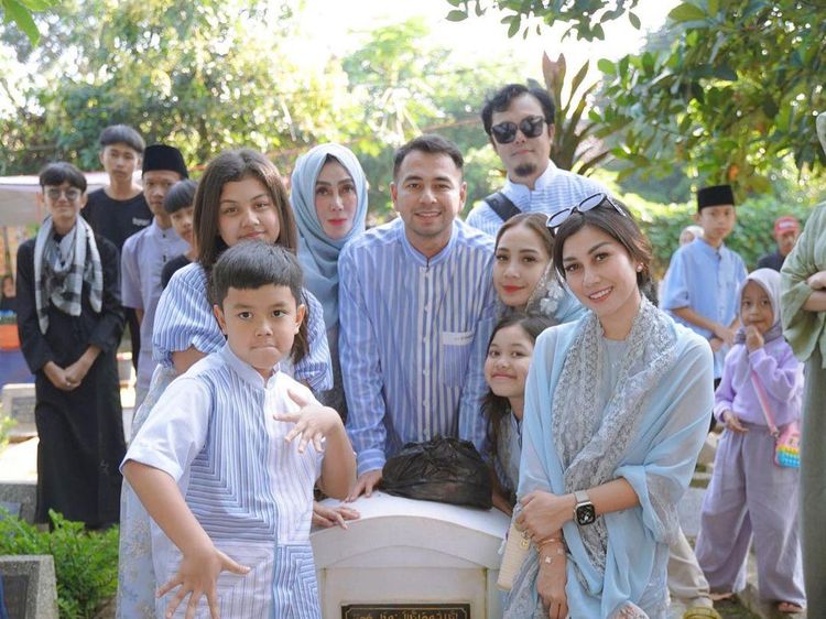 5 Momen Raffi Ahmad dan Keluarga Nyekar ke Makam Ayah di Bandung