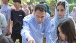 5 Momen Raffi Ahmad dan Keluarga Nyekar ke Makam Ayah di Bandung