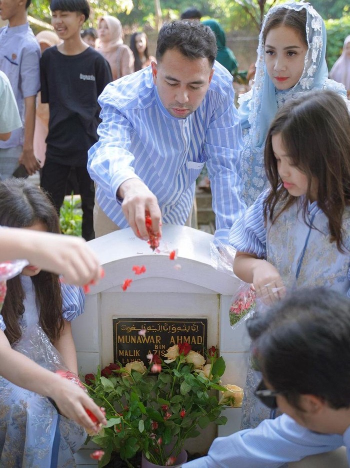 Raffi Ahmad nyekar ke makam ayah.