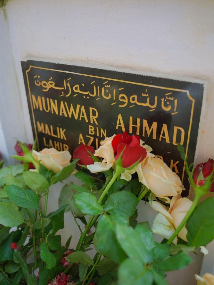 Raffi Ahmad nyekar ke makam ayah.