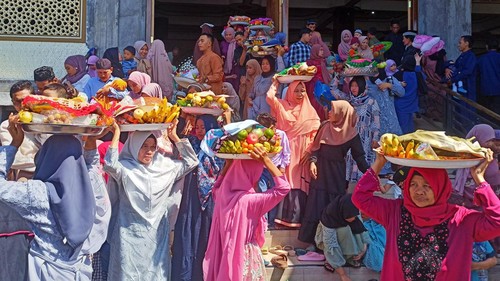 Ratusan warga di Kampung Kecicang Islam, Desa Bungaya, Kecamatan Bebandem, Karangasem, Bali, menggelar tradisi Menekan untuk merayakan hari raya Idul Fitri 1444 Hijriah. (Foto: I Wayan Selamat Juniasa/detikBali)