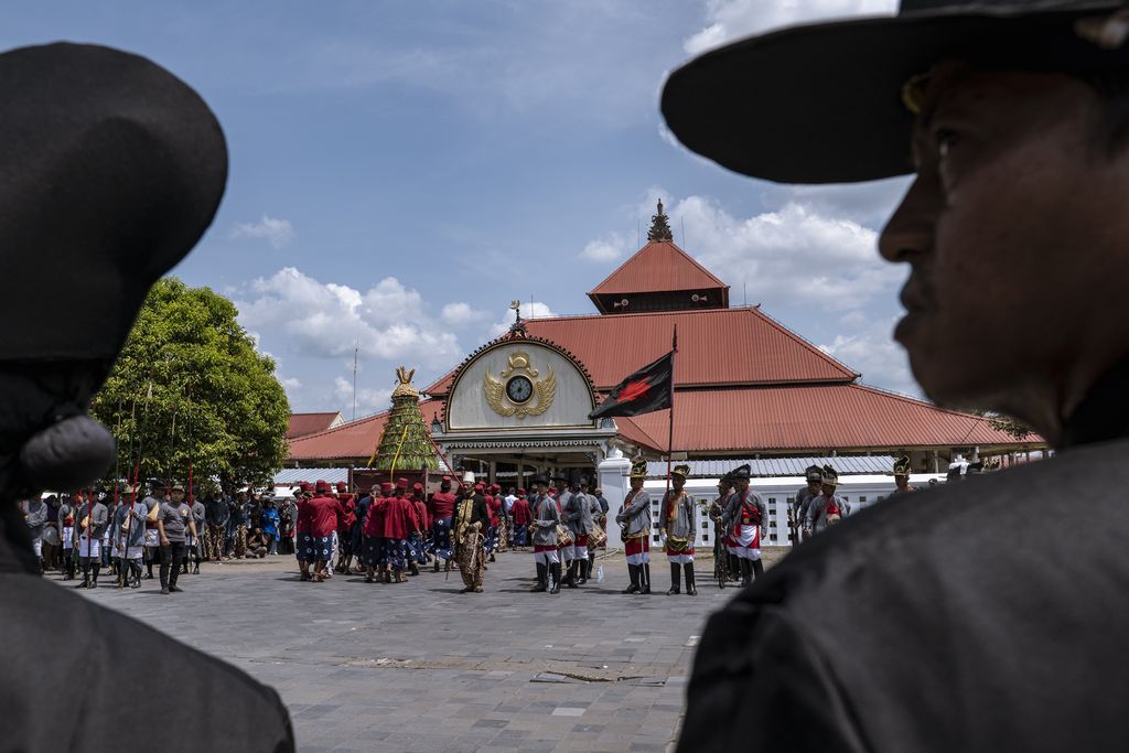 Relawan Keraton Kraton yang dikenal dengan sebutan 'Abdi Dalem' membawa 'Gunungan' berupa gunungan kurban dalam upacara Grebeg Syawalan dalam rangka perayaan Idul Fitri di Masjid Agung Kauman pada 22 April 2023. di Yogyakarta, Indonesia. Grebeg Syawal merupakan tradisi yang mengikuti bulan suci Ramadan untuk menyambut Idul Fitri. Tradisi tersebut berupa sesaji sayuran, paprika, telur, dan barang-barang lainnya yang disebut 'Gunungan Wadon' dan 'Gunungan Lanang' yang dibawa ke Masjid Raya sebagai bagian dari simbol sedekah Sri Sultan Hamengkubuwono X kepada rakyatnya. Menerima sebagian Gunungan dipercaya membawa keberuntungan dan berkah untuk setahun ke depan. (Ulet Ifansasti/Getty Images)