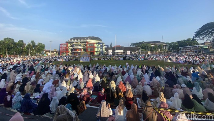 Ribuan warga salat Idul Fitri di Lapang Merdeka Sukabumi