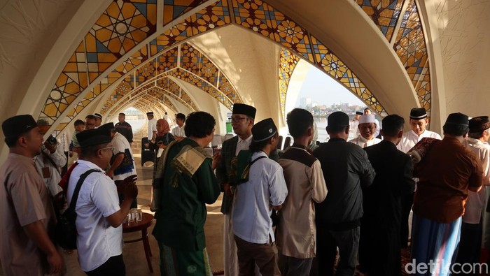 Salami Warga di Masjid Raya Al Jabbar, RK-Uu Berpamitan