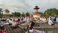 Lokasi pelaksanaan Salat Id tingkat Kabupaten Ciamis kali ini berbeda dari lokasi biasanya. Taman Raflesia ditunjuk jadi lokasi Salat Id karena Alun-alun Ciamis saat ini sedang dalam tahap renovasi.