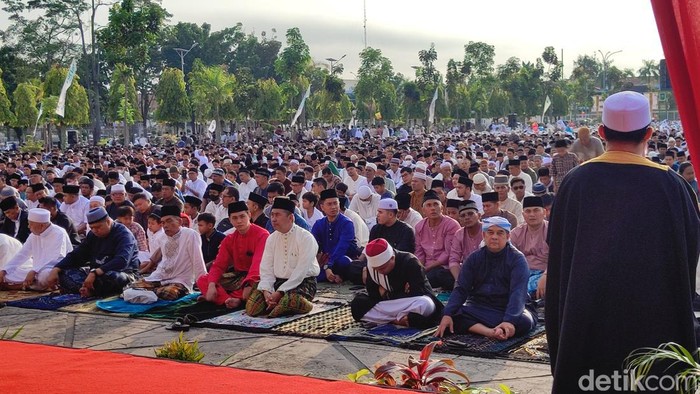 Salat Id di halaman kantor Gubernur Riau di Pekanbaru.