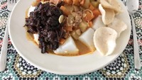 Saatnya menikmati santapan khas lebaran yaitu lontong sayur