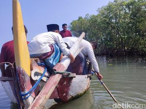 Penampakan Makam di Semarang Terendam Rob, Warga Ziarah Naik Perahu