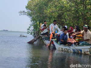 Melihat Warga Pesisir Semarang Ziarah di Makam yang Terendam Rob