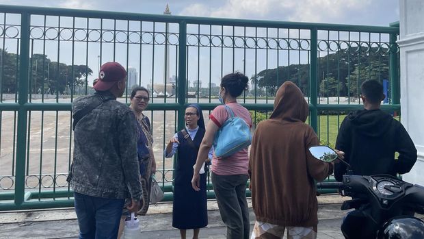 Sejumlah wisatawan dari luar Jakarta datang ke Monas, Sabtu (22/4/2023). Mereka tak tahu ternyata Monas tutup.