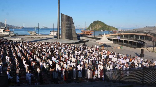 Sekitar 7.000 umat muslim di Labuan Bajo, Manggarai Barat, NTT, melaksanakan salat Idul Fitri 1444 Hijriah di Waterfront City Labuan Bajo, Sabtu (22/42023).