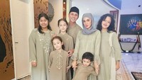Ussy Sulistiawaty yang merayakan bersama keluarga. Foto: instagram