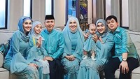 Ayu Ting Ting bersama dengan keluarga besarnya. Foto: instagram