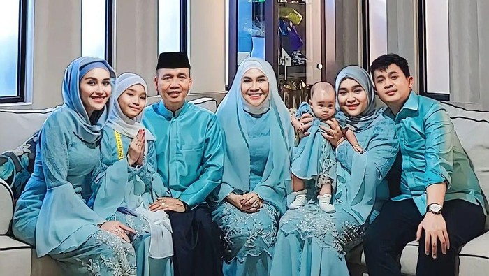 Seleb Lebaran. Seleb rayakan Lebaran.