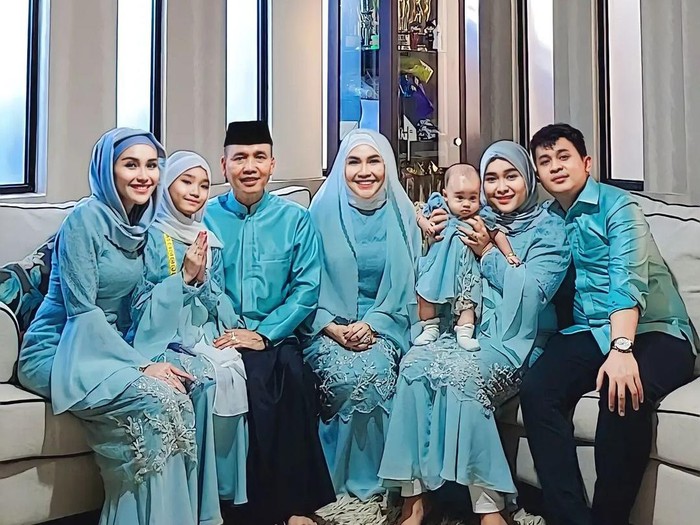 Seleb rayakan Lebaran.
