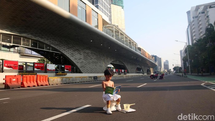 Sejumlah warga berfoto-foto di kawawan Bundaran Hotel Indonesia, Jakarta, Sabtu (22/4/2023). Sepinya jalanan ibukota saat Idul Fitri 1444 H dimanfaatkan warga untuk berfoto dengan gaya yang unik.