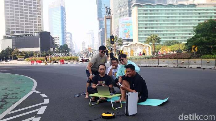 Sejumlah warga berfoto-foto di kawawan Bundaran Hotel Indonesia, Jakarta, Sabtu (22/4/2023). Sepinya jalanan ibukota saat Idul Fitri 1444 H dimanfaatkan warga untuk berfoto dengan gaya yang unik.