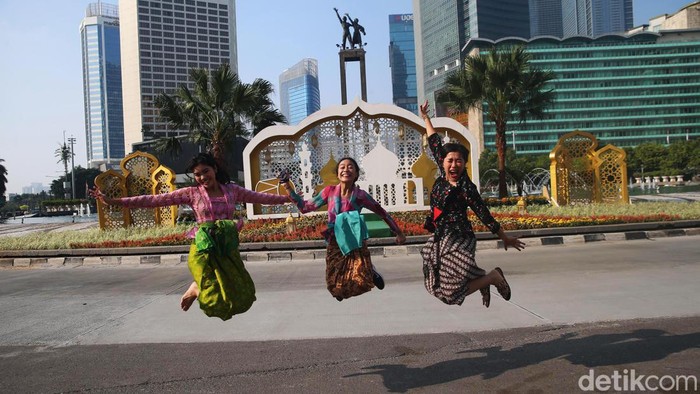 Serunya Foto-foto di Lengangnya Jalan Sudirman Jakarta Sejumlah warga berfoto-foto di kawawan Bundaran Hotel Indonesia, Jakarta, Sabtu (22/4/2023). Sepinya jalanan ibukota saat Idul Fitri 1444 H dimanfaatkan warga untuk berfoto dengan gaya yang unik.