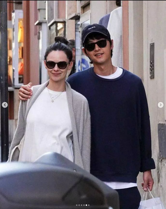 Song Joong Ki dan Katy Louise Saunders