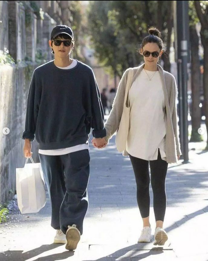 Song Joong Ki dan Katy Louise Saunders