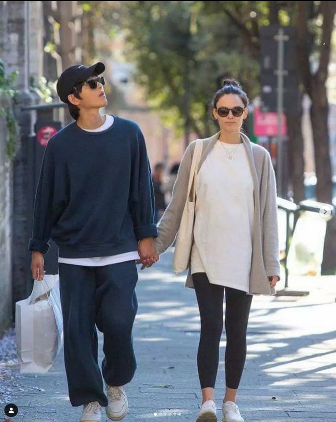 Song Joong Ki dan Katy Louise Saunders