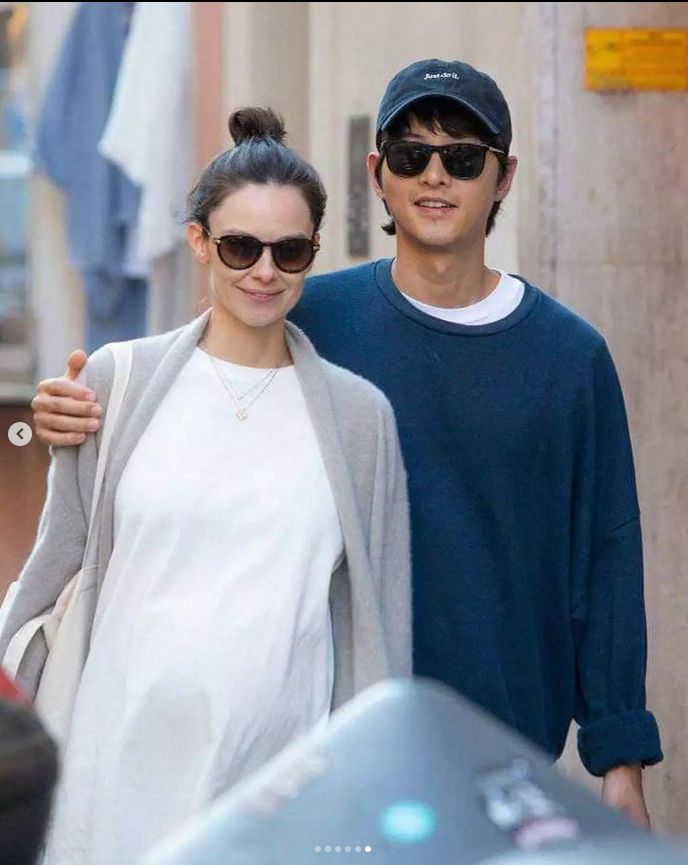 Song Joong Ki dan Katy Louise Saunders