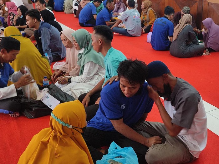 Suasana haru saat narapidana Lapas Kelas IIA Bogor atau Lapas Paledang, Jawa Barat (Jabar) bertemu keluarga di Hari Lebaran, Sabtu (22/4/2023).