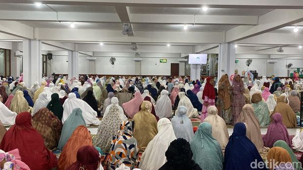 Suasana jelang pelaksanaan salat Id di Masjid Raya Al Akbar, Kota Sorong. Juhra Nasir/detikcom