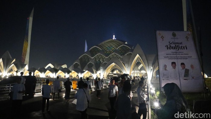 Suasana Masjid Al Jabbar sebelum salat Idul Fitri, Sabtu (22/4/2023).