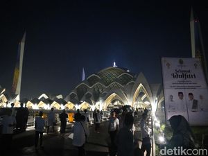 Suasana Jelang Salat Idul Fitri di Masjid Raya Al Jabbar